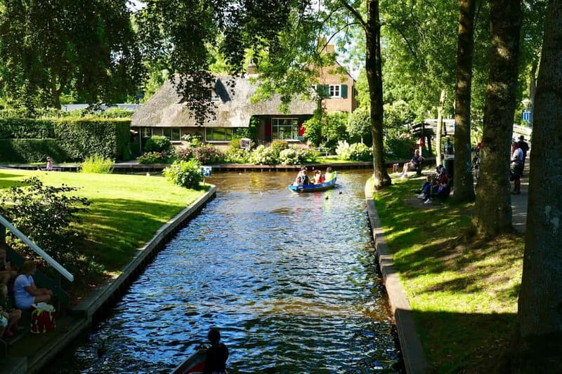 1 Hour Private open boat tour with local captain - Why Giethoorn looks different from the boat