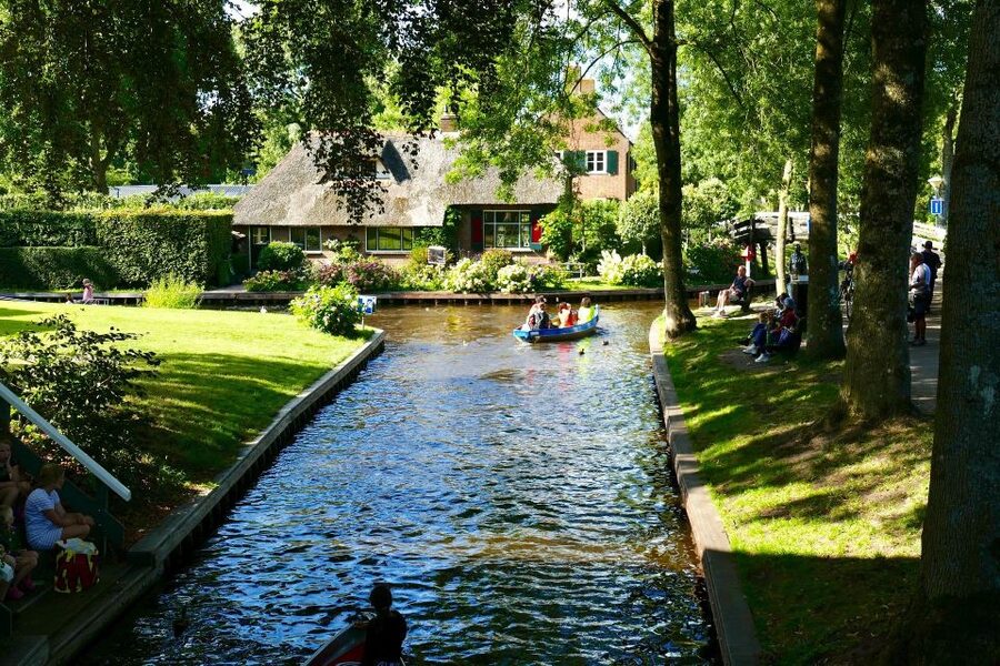 1 Hour Private open boat tour with local captain - Returning to the heart of Giethoorn