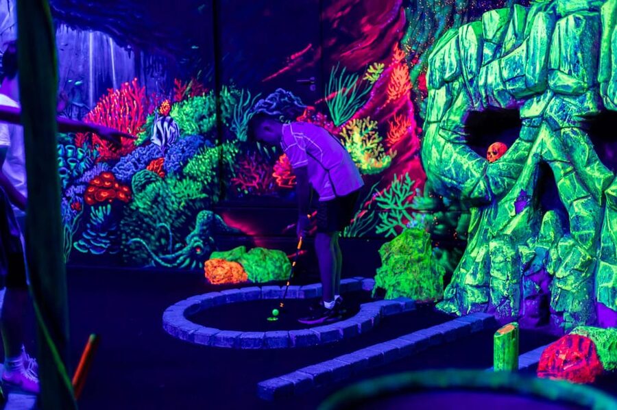 Aloha Amsterdam: 12-Hole Glow-in-the-Dark Mini-Golf - The first holes: ships, pirates, and ultraviolet color