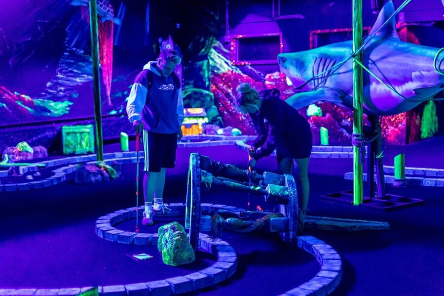 Aloha Amsterdam: 12-Hole Glow-in-the-Dark Mini-Golf - Playing time, group size, and the best pace