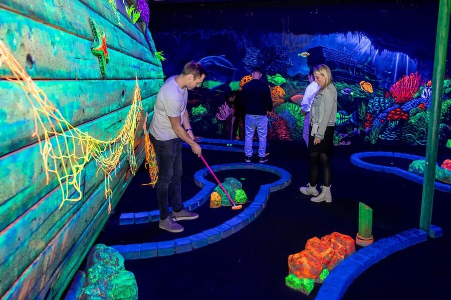 Aloha Amsterdam: 12-Hole Glow-in-the-Dark Mini-Golf - Who will enjoy it most?
