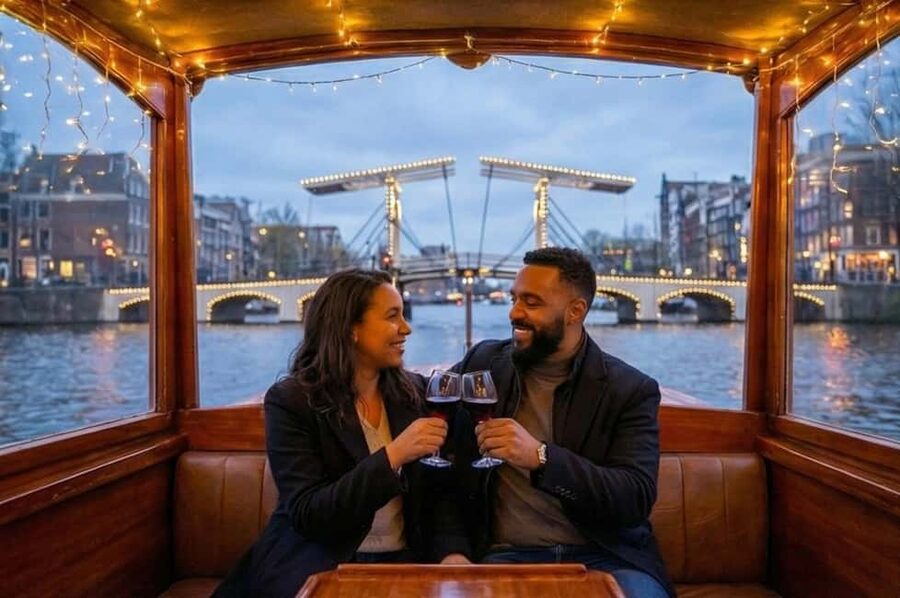 Amsterdam:1.5-Hour Canal Cruise local Guide, Drinks & Snacks - Key details before you book