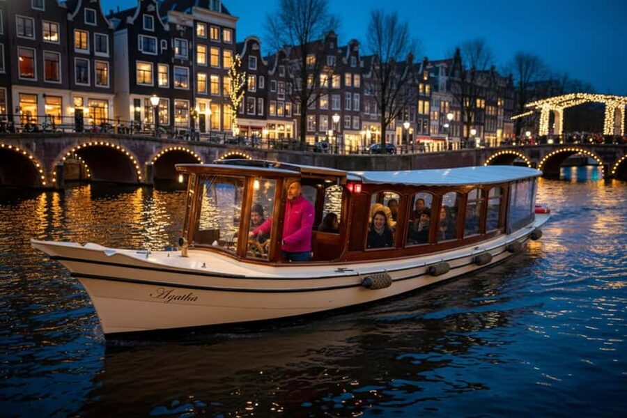 Amsterdam:1.5-Hour Canal Cruise local Guide, Drinks & Snacks - My verdict: book it for the setting and the guide