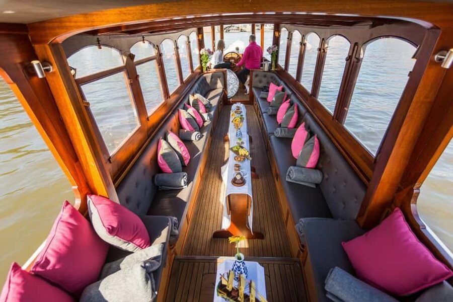 Amsterdam:1.5-Hour Canal Cruise local Guide, Drinks & Snacks - The route through Amsterdam’s old center