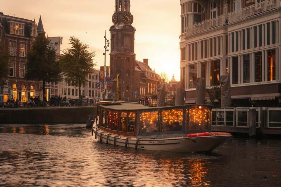 Amsterdam:1.5-Hour Canal Cruise local Guide, Drinks & Snacks - How the guiding shapes the experience