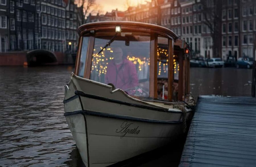 Amsterdam:1.5-Hour Canal Cruise local Guide, Drinks & Snacks - Weather, comfort, and the open-boat trade-off