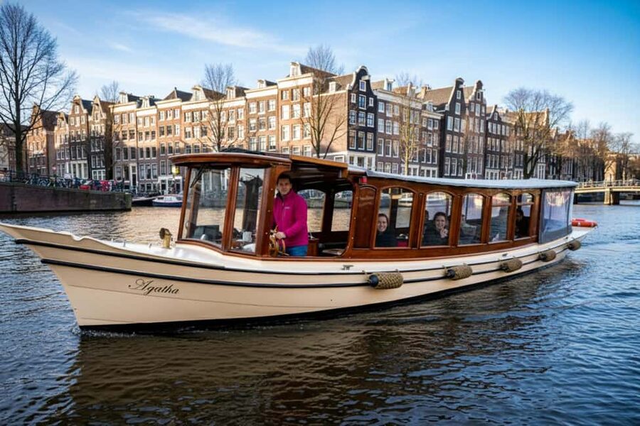 Amsterdam:1.5-Hour Canal Cruise local Guide, Drinks & Snacks - Finding the right boat near the Rijksmuseum
