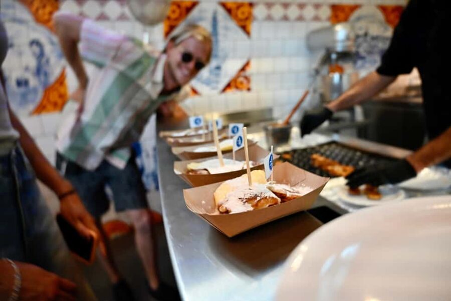 Amsterdam: 10 Tastings Guided Food Tour by UNESCO Canals - The UNESCO canals and Amsterdam’s merchant past