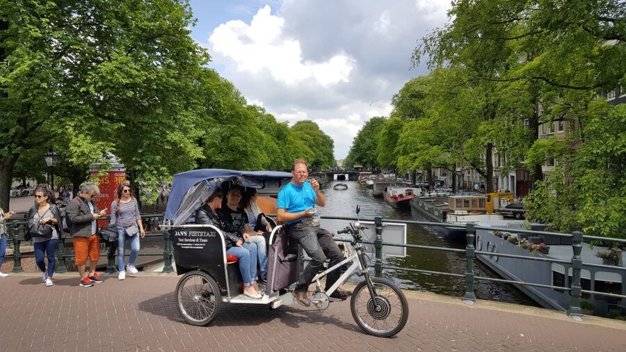 Amsterdam: 2-Hour Sightseeing Tour by Rickshaw - The Red Light District and coffee shops