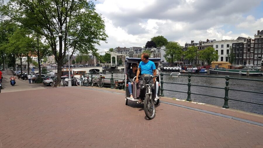 Amsterdam: 2-Hour Sightseeing Tour by Rickshaw - What the guide adds to the ride