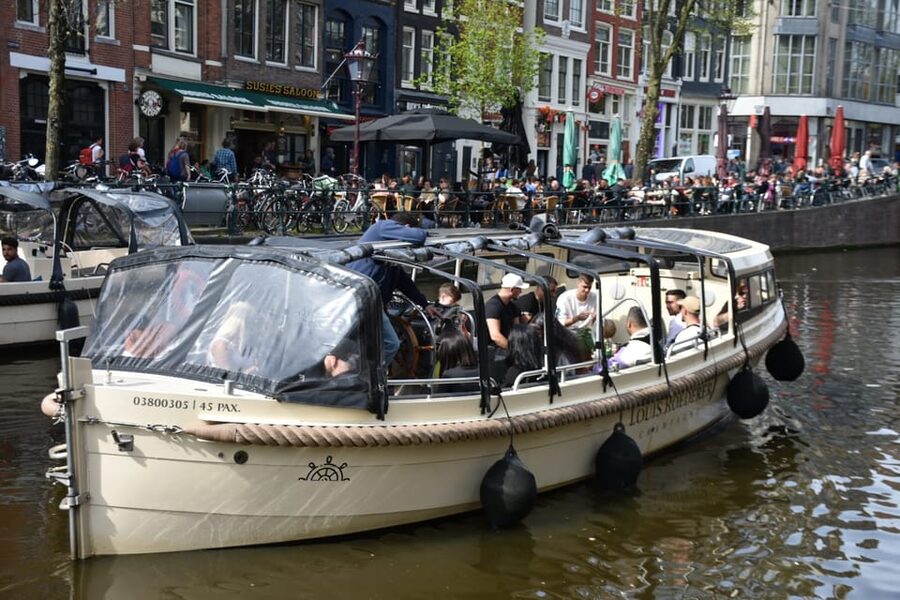Amsterdam: 420 Smoke-Friendly Boat Tour - Reggae, conversation, and a loose sightseeing style