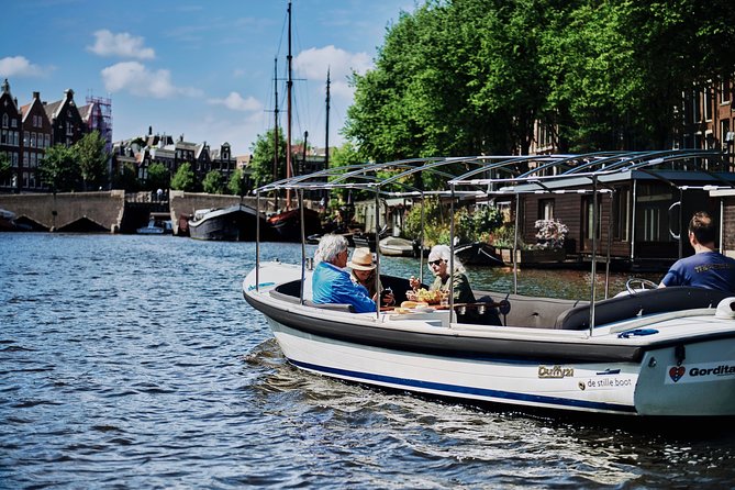 Amsterdam: 60-Minute Guided Private Canal Cruise with Drinks - Seven Bridges, the cruise’s best photo stop