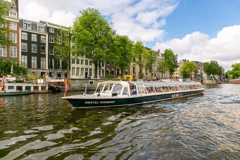 Amsterdam: 75 Minute City Canal Cruise with Audio Guide - The audio guide and the captain’s role