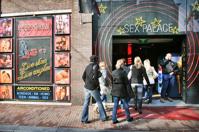 Amsterdam: After Dark Red Light District Tour - Route 66 Smoke And Drink: the social center