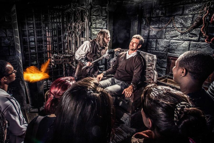 Amsterdam: Amsterdam Dungeon Entrance Ticket - How the history works for a short visit