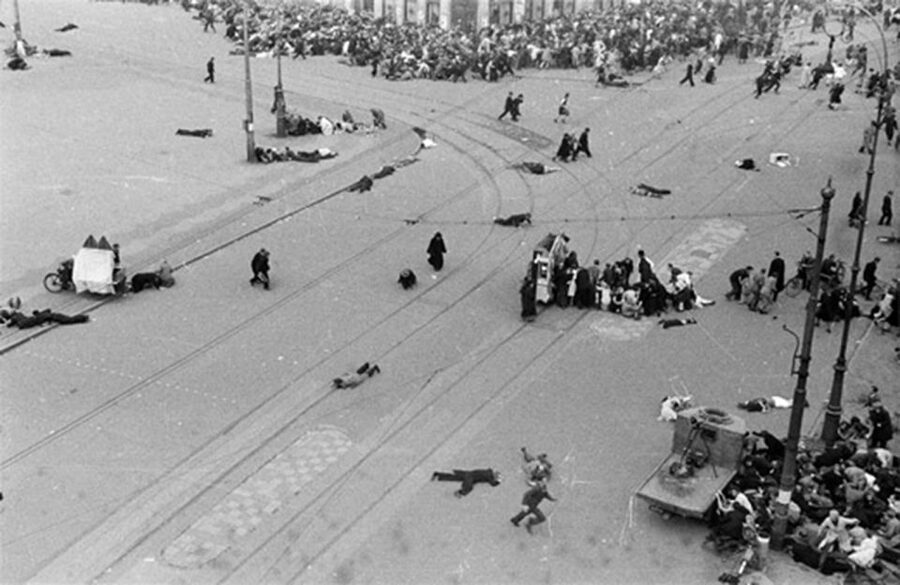 Amsterdam: Anna Frank and World War II History Walking Tour - Remembering 120,000 people at the names memorial