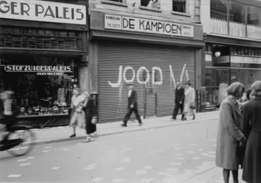 Amsterdam: Anna Frank and World War II History Walking Tour - Following Anne Frank and her family to the hiding place