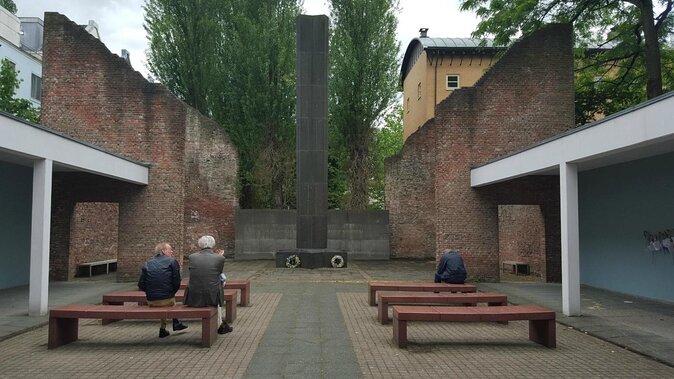 Amsterdam: Anne Frank and Jewish Quarter Walking Tour (TOP RATED) - The Spinoza Monument and Amsterdam’s intellectual life