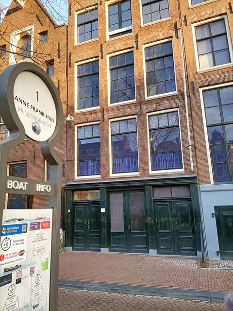 Amsterdam: Anne Frank Guided Small Group Walking Tour - The guides are the main strength
