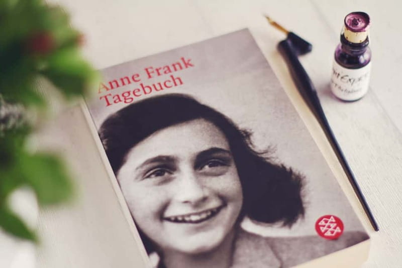 Amsterdam: Anne Frank Walking Tour - Guided in EN/DE/IT/ES - Nieuwmarkt Square and the old Jewish Quarter