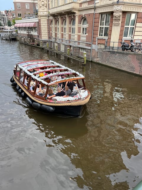 Amsterdam: Boat Tour with Optional Unlimited Drinks - The guides make the 45 minutes count
