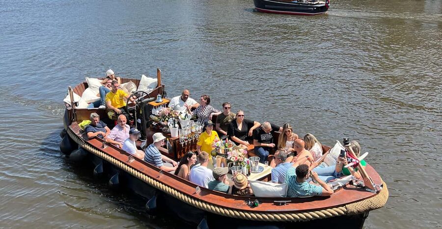 Amsterdam: Boat Tour with Optional Unlimited Drinks - Leaving the Red Light District and Oude Kerk