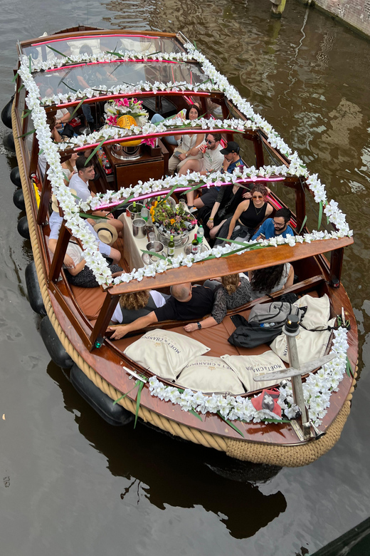Amsterdam: Boat Tour with Optional Unlimited Drinks - Sea Palace and the eastern harbor canals