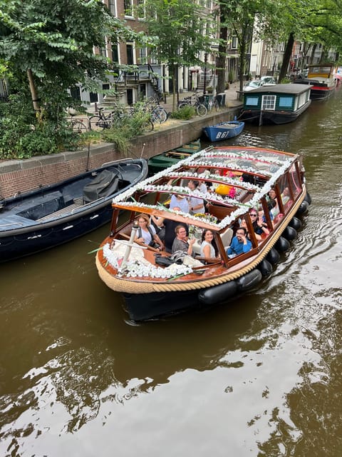 Amsterdam: Boat Tour with Optional Unlimited Drinks - Finding the Enterprise near De Oude Kerk