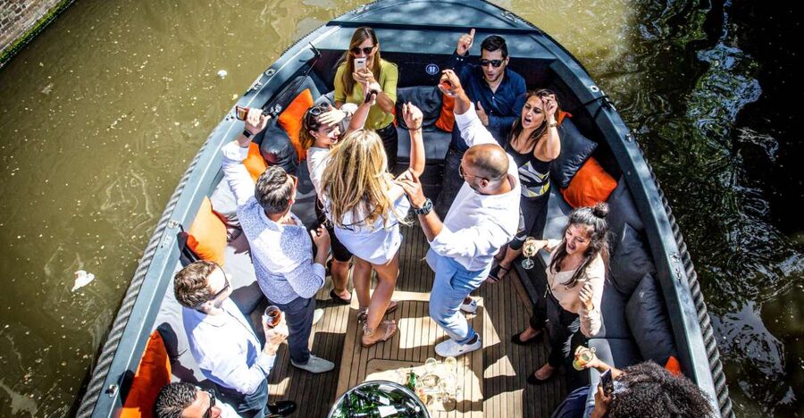 Amsterdam: Canal Belt Private Beer Boat Tour - Starting beside Sea Palace