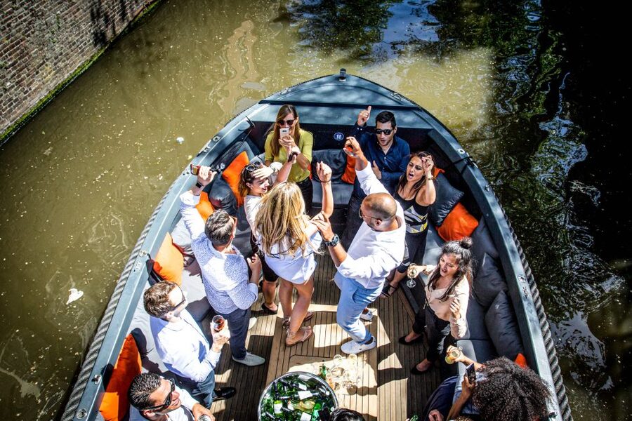 Amsterdam: Canal Belt Private Beer Boat Tour - Practical planning for the 90 minutes