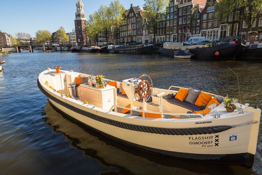 Amsterdam: Canal Belt Private Beer Boat Tour - The first minutes on the Canal Belt