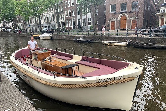 Amsterdam canal cruise in open boat – Guided tour - Drinks, atmosphere, and group size