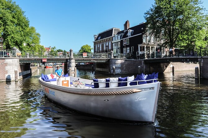 Amsterdam Canal Cruise in Open Boat with Unlimited Drinks Option - Cold weather, rain, and the best time to go