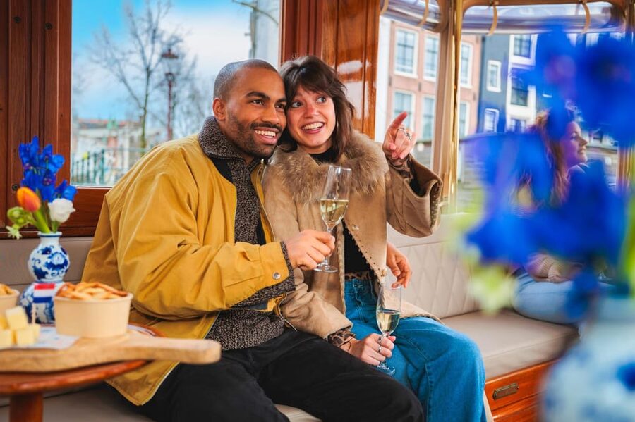 Amsterdam: Canal Cruise with Bubbles & Bites - What the $18 price really buys you