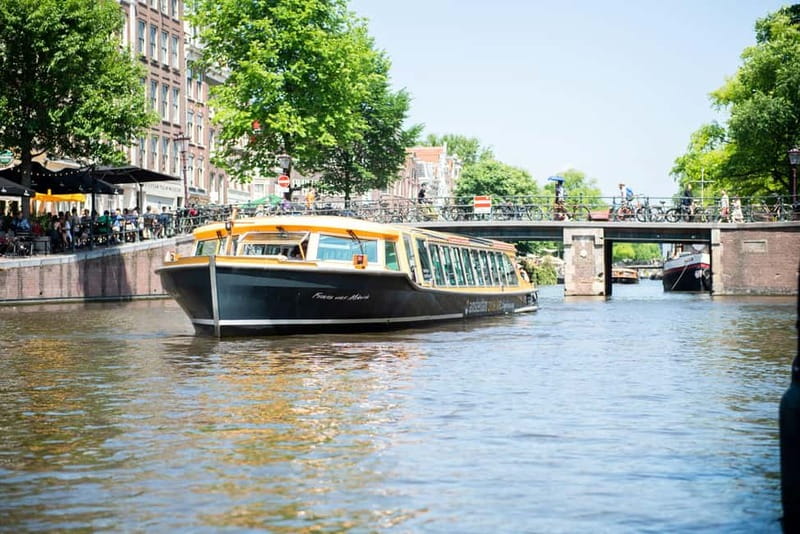 Amsterdam canal cruise with culinary burger or cheese & wine - Choosing between burgers and cheese
