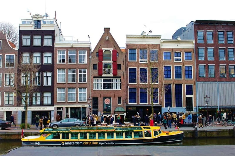 Amsterdam canal cruise with culinary burger or cheese & wine - Reading Amsterdam from the canal