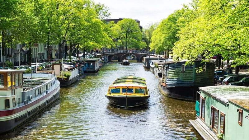 Amsterdam canal cruise with culinary burger or cheese & wine - How the food works on the water