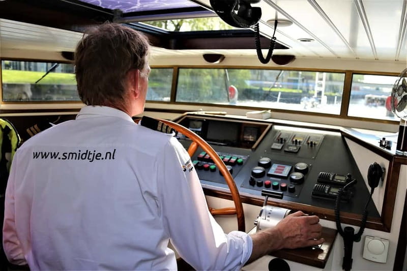 Amsterdam canal cruise with culinary burger or cheese & wine - Commentary, service, and the mood onboard