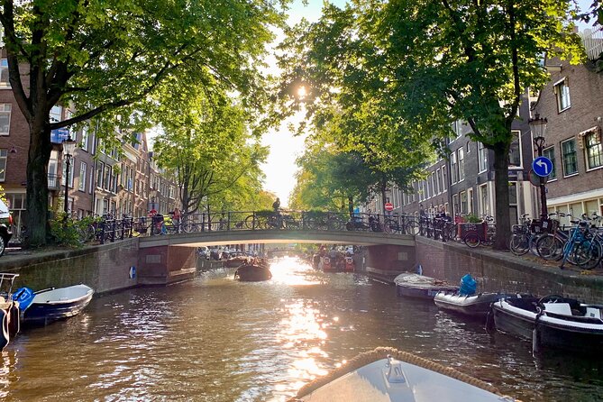 Amsterdam Canal Cruise with German Guide and unlimited drinks - Botanical gardens and a rainy-day tip
