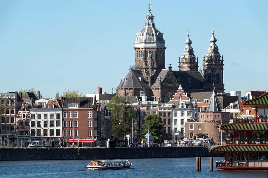 Amsterdam: Canal Cruise with Live Commentary & Audio Guide - The electric boat and onboard comfort