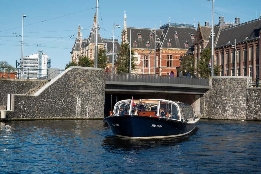 Amsterdam: Canal Cruise with Live Commentary & Audio Guide - What the live commentary adds