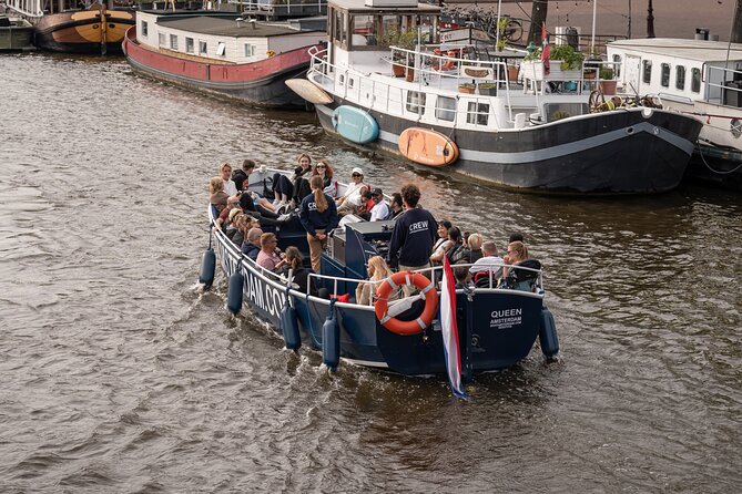 Amsterdam Canal Cruise with Live guide & Two drinks - Central St. - A guide who leaves room for the city
