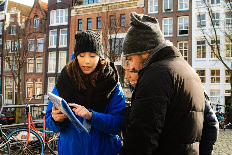Amsterdam: City Center Walking Tour in italian - Starting beneath the blue umbrella at Dam Square