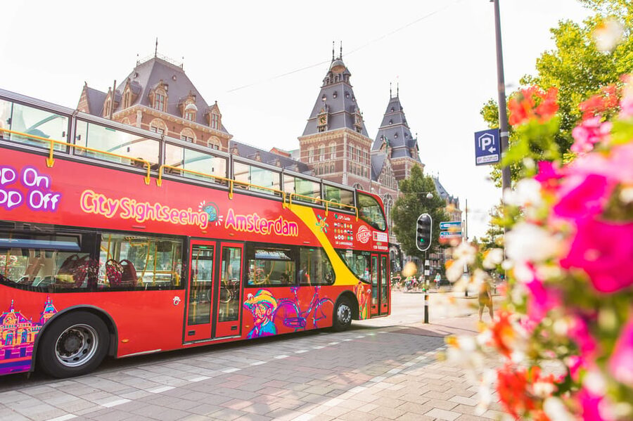 Amsterdam: Combo Rijksmuseum & Hop-On Hop-Off Bus - Arriving at the Rijksmuseum