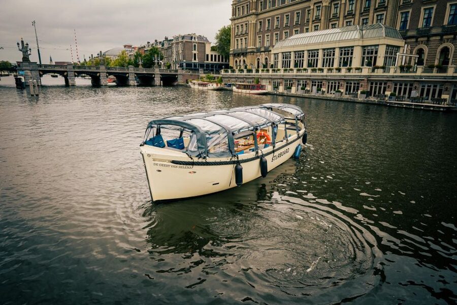 Amsterdam: Covered Canal Booze Cruise with Unlimited Drinks - Why this cruise works as an Amsterdam introduction
