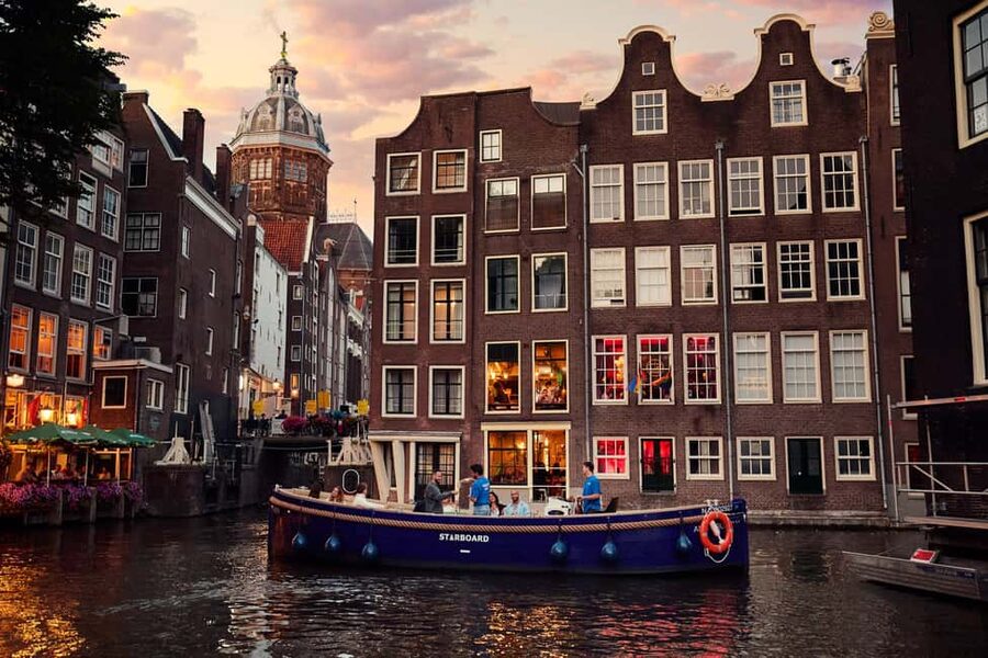 Amsterdam: Cozy Evening Canal Cruise With Open Bar Option - Key points to know before booking