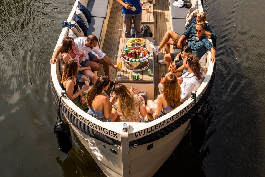 Amsterdam: Cozy Evening Canal Cruise With Open Bar Option - What the one-hour length means