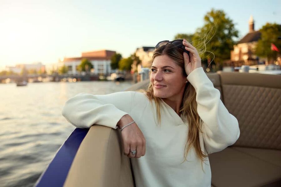 Amsterdam: Cozy Evening Canal Cruise With Open Bar Option - Why Amsterdam’s canals are best seen after dark