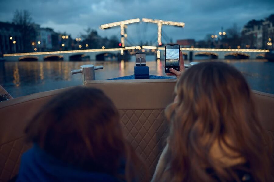 Amsterdam: Cozy Evening Canal Cruise With Open Bar Option - Seven Bridges, the Nine Streets, and Rokin
