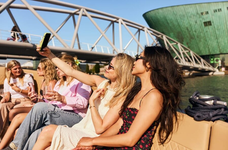 Amsterdam: Cozy Evening Canal Cruise With Open Bar Option - Meeting near Dam Square and boarding the boat